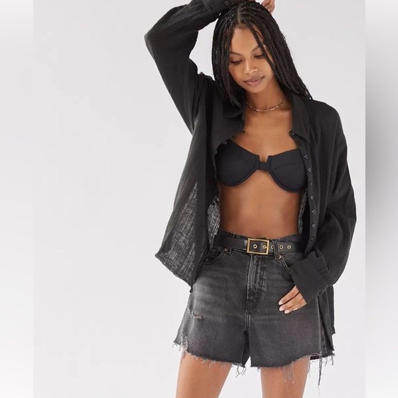 Urban Outfitters Addison Button-Front Blouse. Black size S. Raw hem, side vent. - Picture 3 of 16